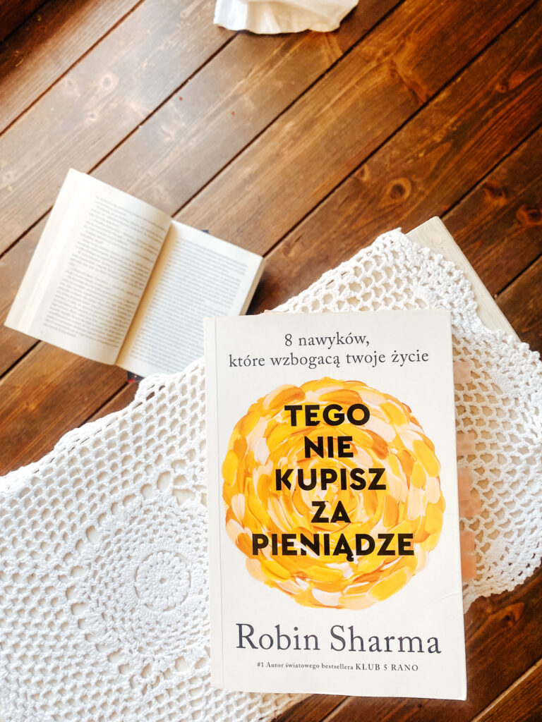 Książka na stoliczku na tle drewnianej podłogi